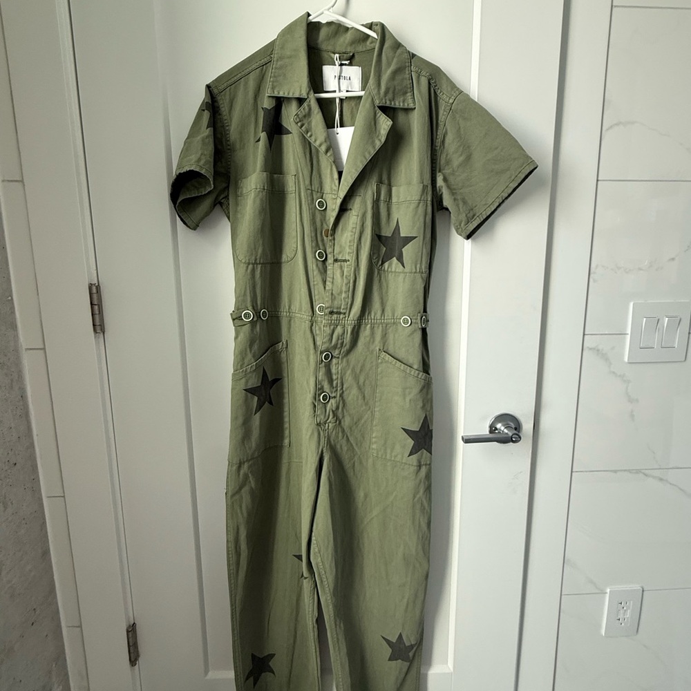 Pistola Grover Jumpsuit Los Angeles Olive Green Star pattern never worn/tags on - Picture 3 of 3